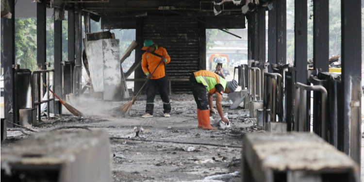 Halte Dibakar kerusakan fasilitas akibat demo