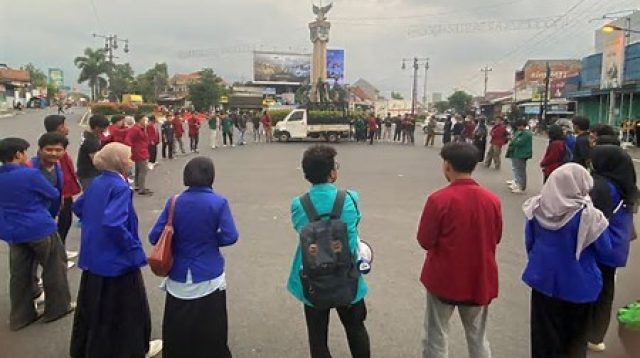 unjuk rasa bem soloraya