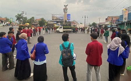 Bem Soloraya unjuk rasa bem soloraya